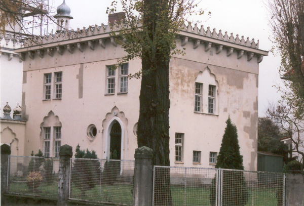 Mission House: front