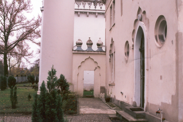 Mission House: side